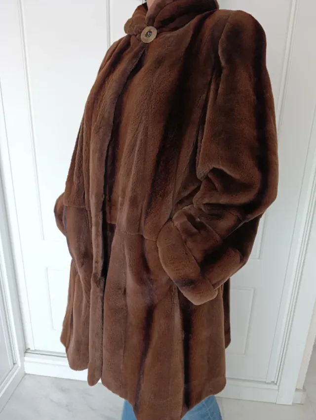Abrigo de piel marrón
