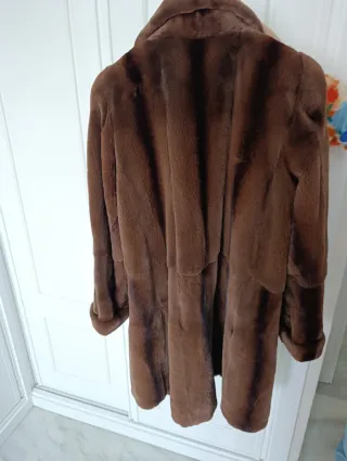 Abrigo de piel marrón