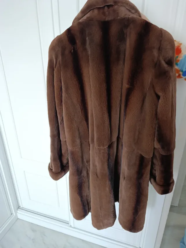 Abrigo de piel marrón