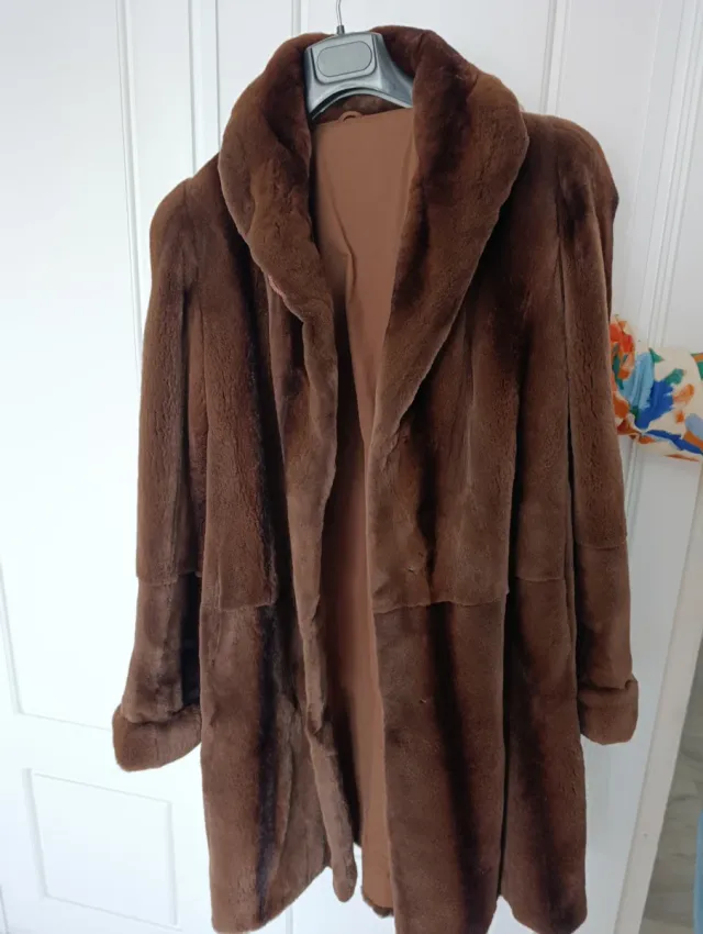 Abrigo de piel marrón