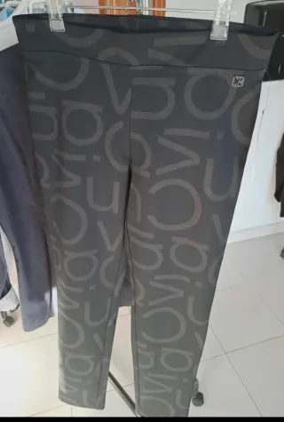 Pantalón Calvin Klein estampado.