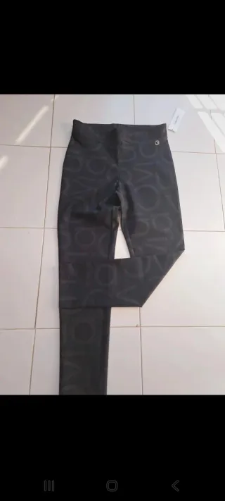 Pantalón Calvin Klein estampado.