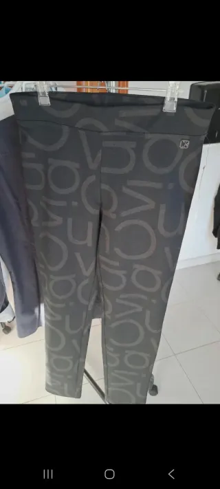 Pantalón Calvin Klein estampado.