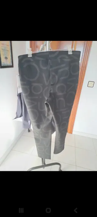 Pantalón Calvin Klein estampado.
