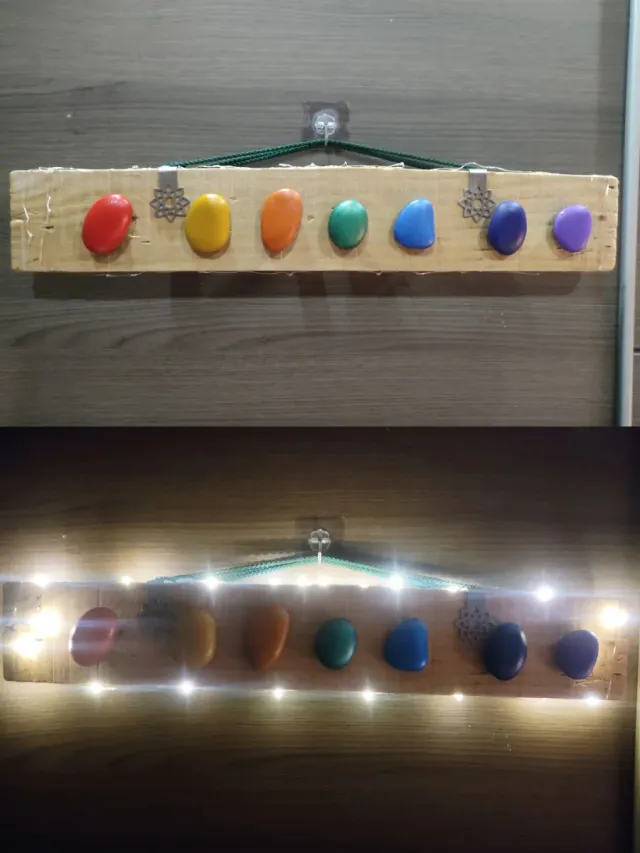 Decoración Piedras 7 chakras en Madera rustica luz