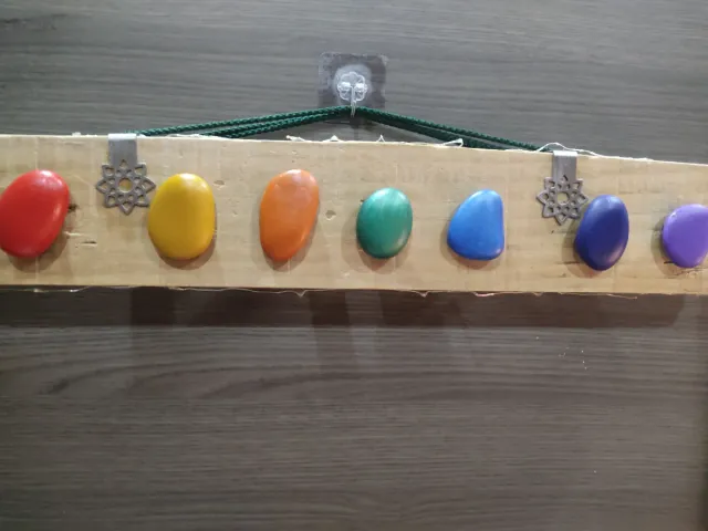Decoración Piedras 7 chakras en Madera rustica luz