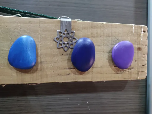 Decoración Piedras 7 chakras en Madera rustica luz