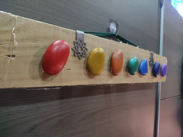 Decoración Piedras 7 chakras en Madera rustica luz