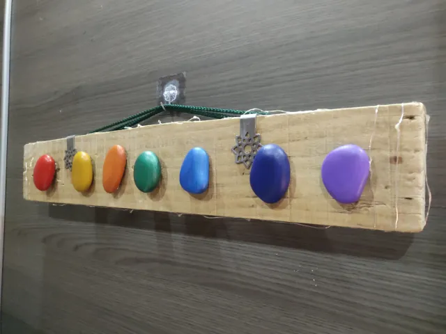 Decoración Piedras 7 chakras en Madera rustica luz