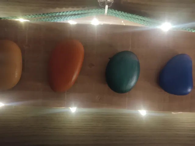 Decoración Piedras 7 chakras en Madera rustica luz