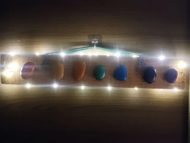 Decoración Piedras 7 chakras en Madera rustica luz