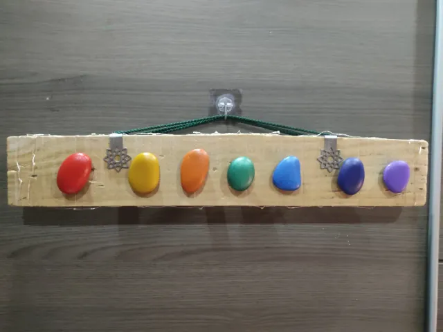 Decoración Piedras 7 chakras en Madera rustica luz