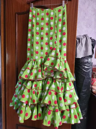 Traje de flamenca verde con lunares rojos