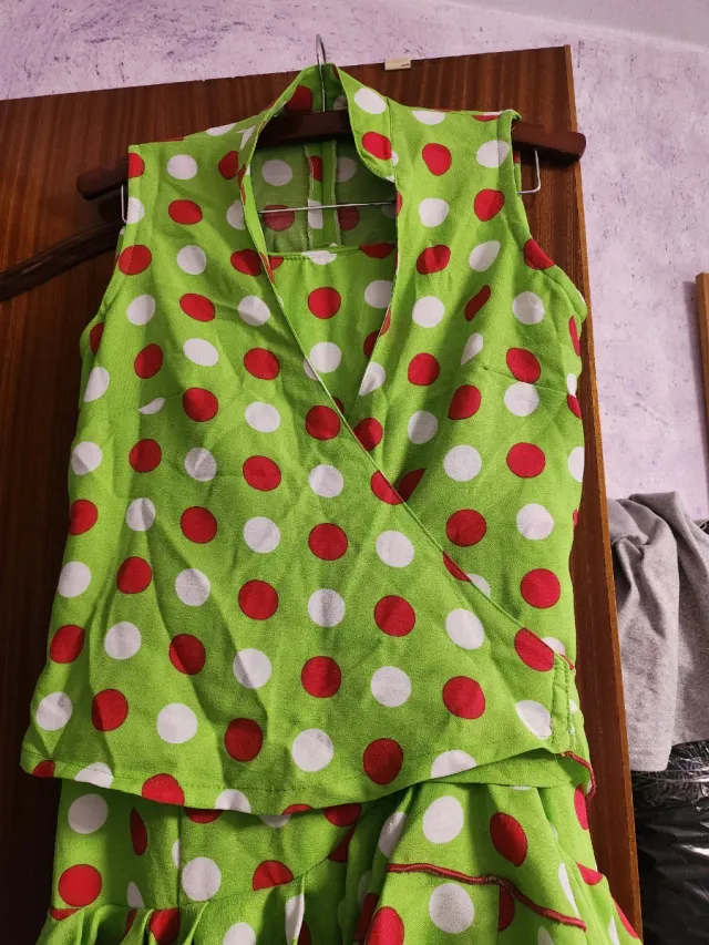Traje de flamenca verde con lunares rojos