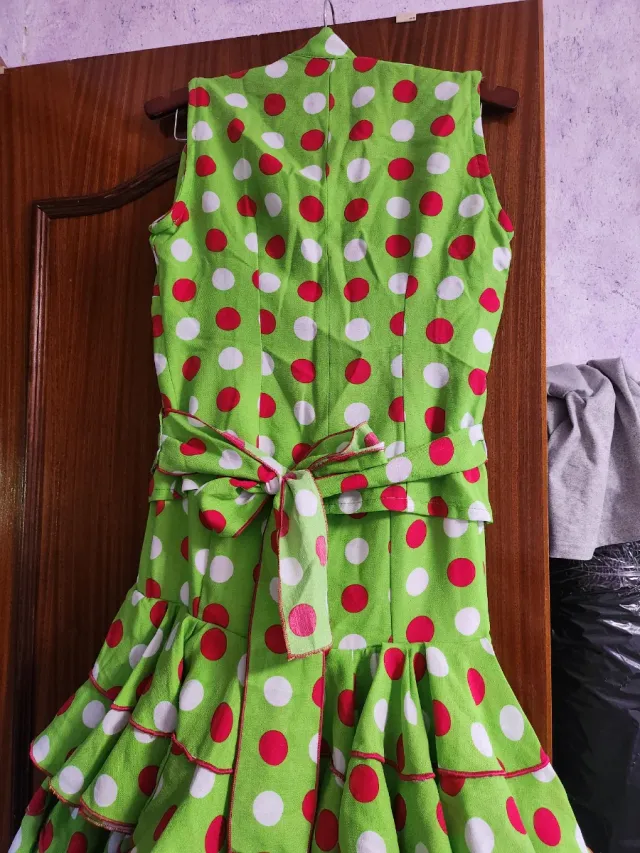 Traje de flamenca verde con lunares rojos