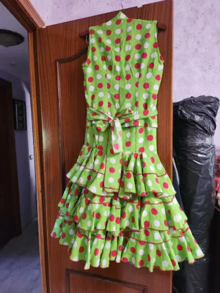 Traje de flamenca verde con lunares rojos