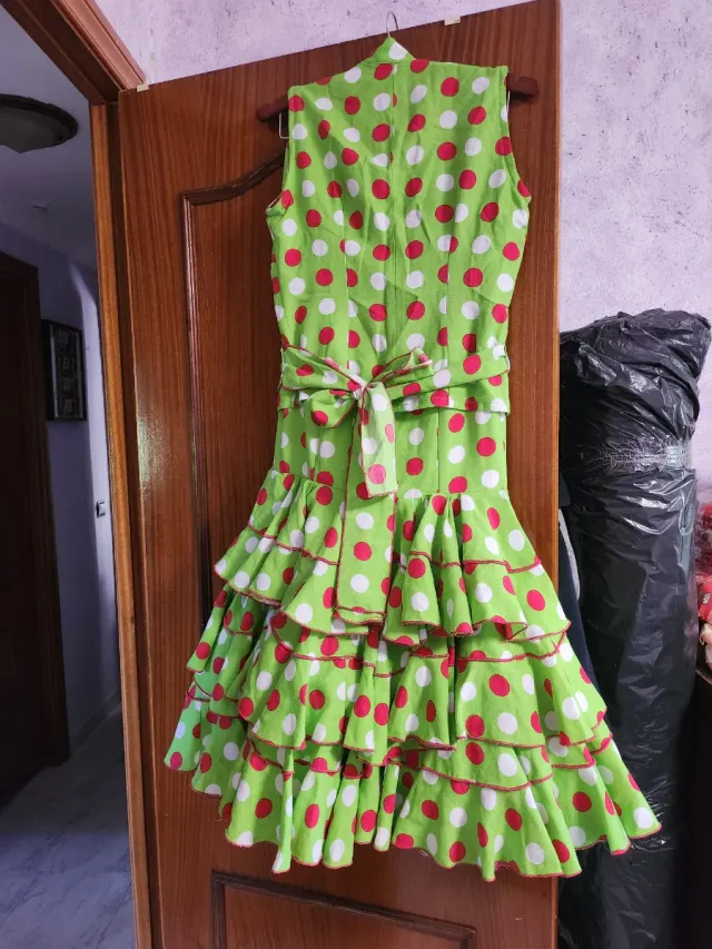 Traje de flamenca verde con lunares rojos