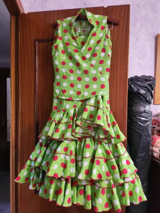 Traje de flamenca verde con lunares rojos