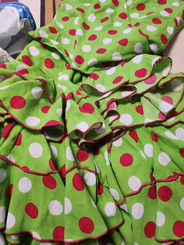 Traje de flamenca verde con lunares rojos