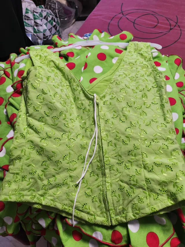 Traje de flamenca verde con lunares rojos