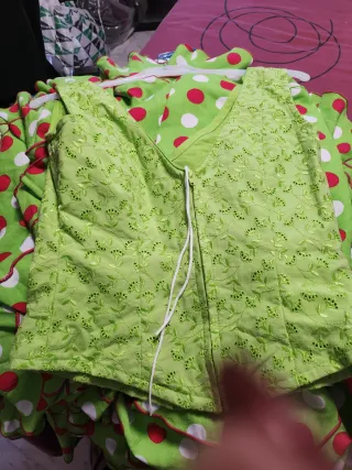 Traje de flamenca verde con lunares rojos