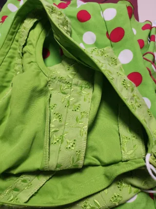 Traje de flamenca verde con lunares rojos