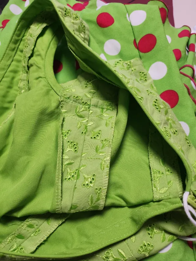 Traje de flamenca verde con lunares rojos