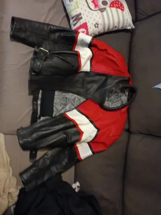 Chaqueta de moto cuero roja y negra piel de cuero