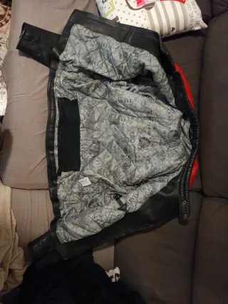 Chaqueta de moto cuero roja y negra piel de cuero