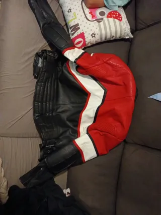 Chaqueta de moto cuero roja y negra piel de cuero