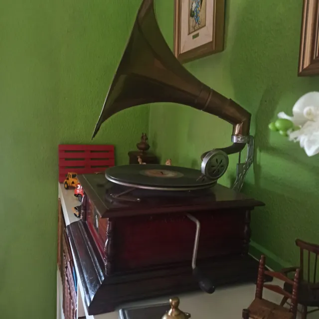 Gramófono antiguo de madera