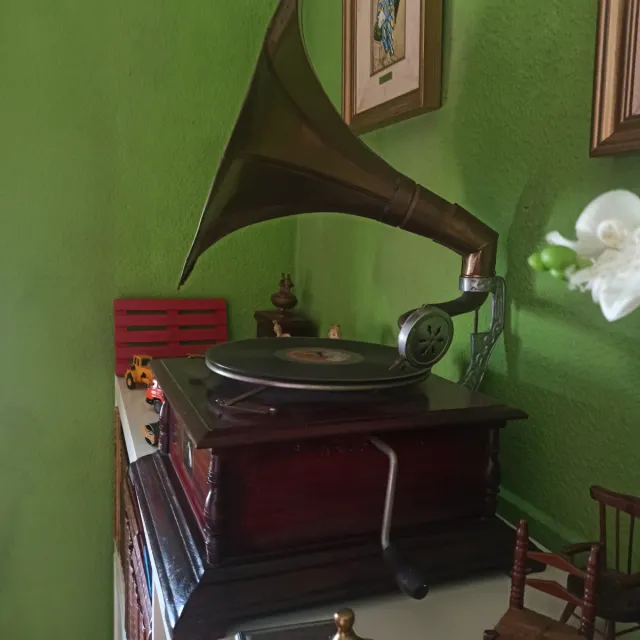 Gramófono antiguo de madera