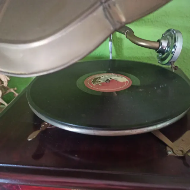 Gramófono antiguo de madera