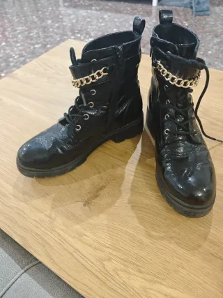 Botas de tobillo negras con cadena dorada