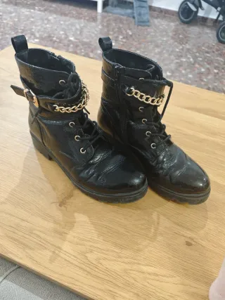 Botas de tobillo negras con cadena dorada