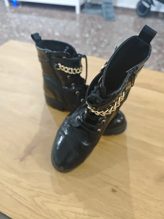 Botas de tobillo negras con cadena dorada