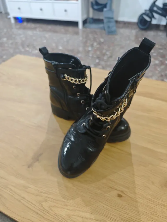 Botas de tobillo negras con cadena dorada