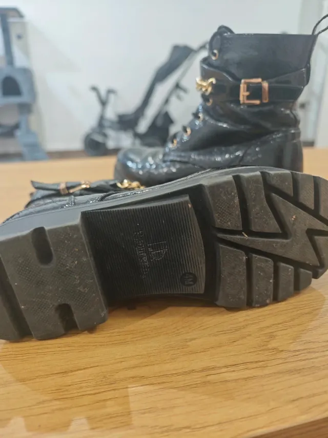 Botas de tobillo negras con cadena dorada