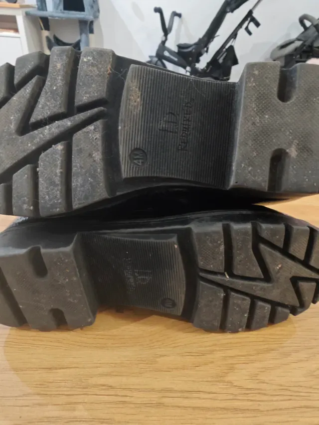 Botas de tobillo negras con cadena dorada