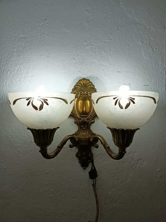 Lámpara de pared doble tulipas pintadas y broce