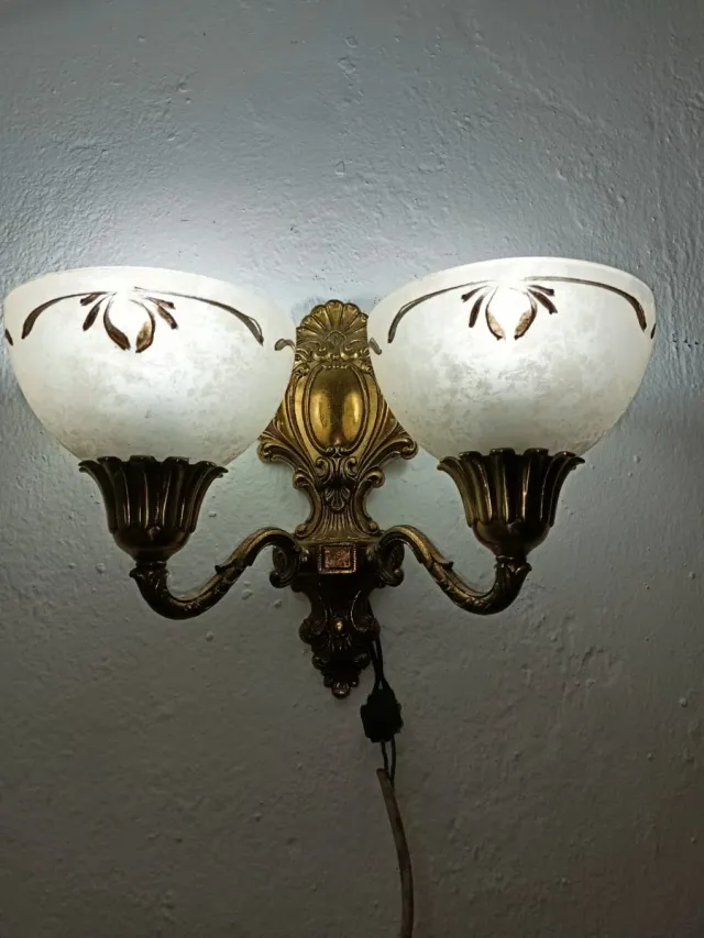 Lámpara de pared doble tulipas pintadas y broce