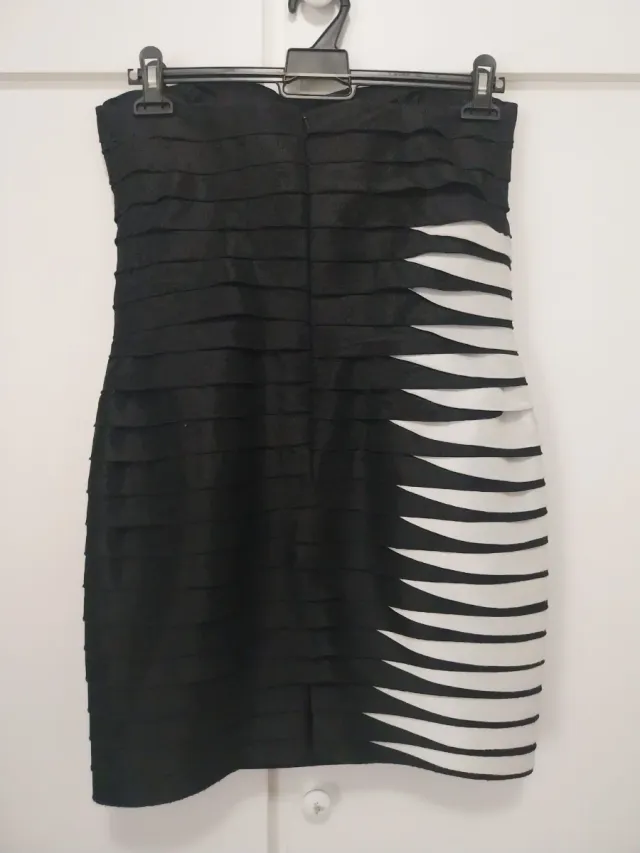 Vestido negro y blanco con volantes