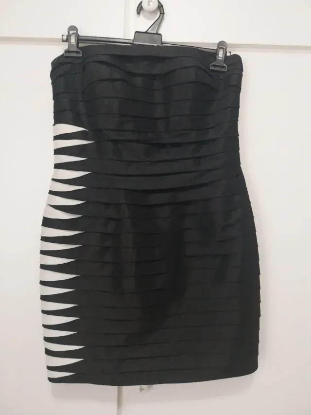 Vestido negro y blanco con volantes