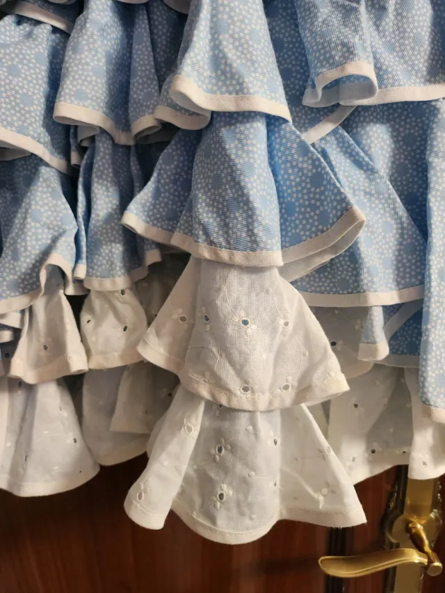 Traje de flamenca volantes azul y blanco