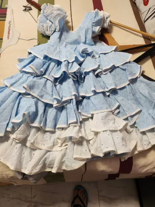 Traje de flamenca volantes azul y blanco