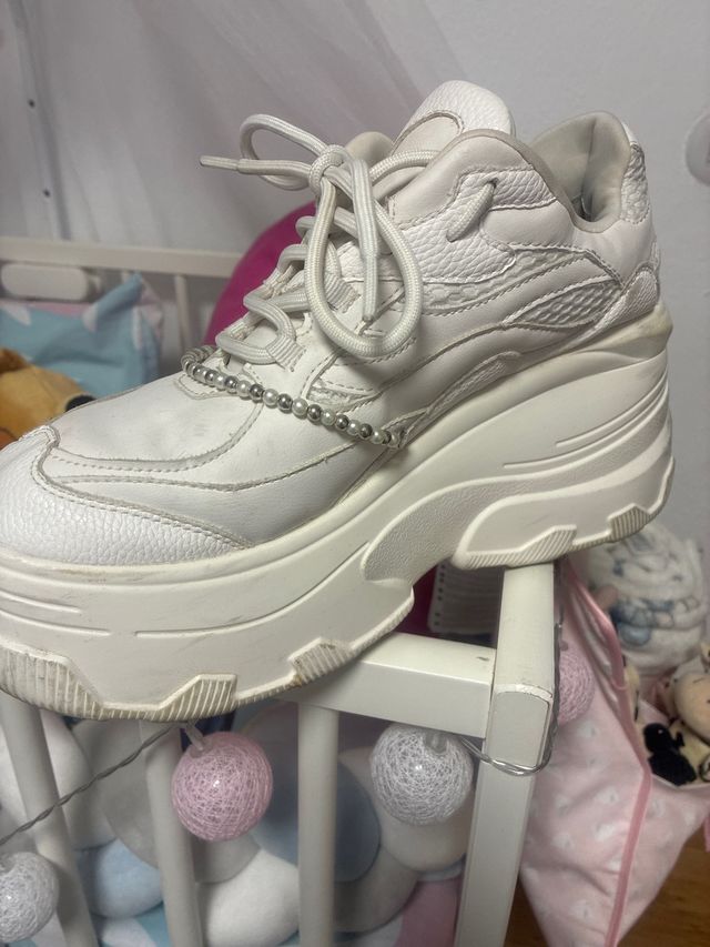Zapatillas blancas plataforma perlas