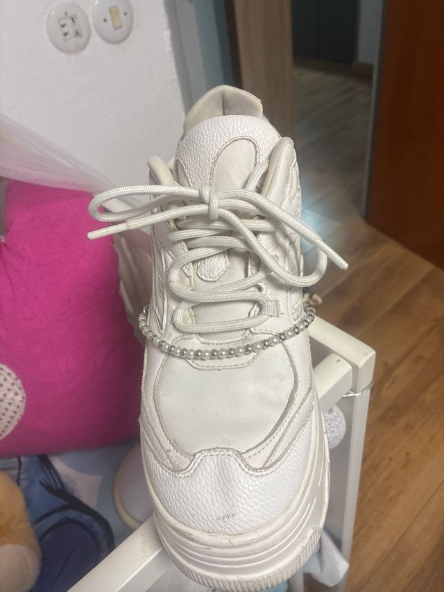 Zapatillas blancas plataforma perlas