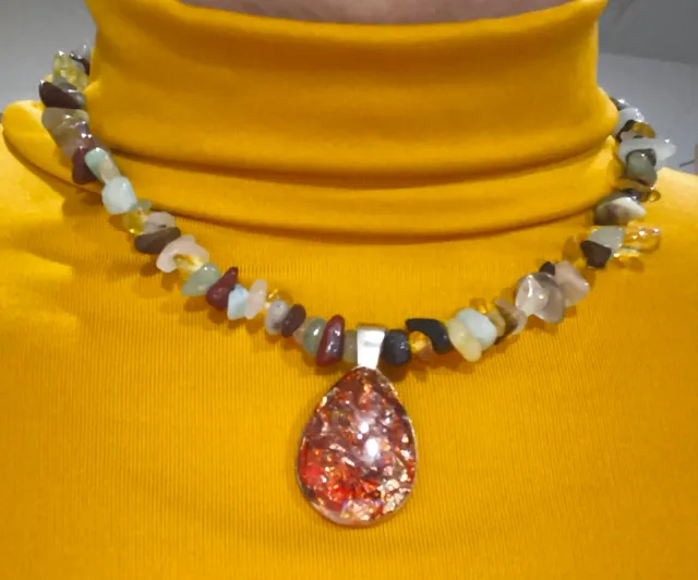 Collar piedras naturales colgante hecho a mano.