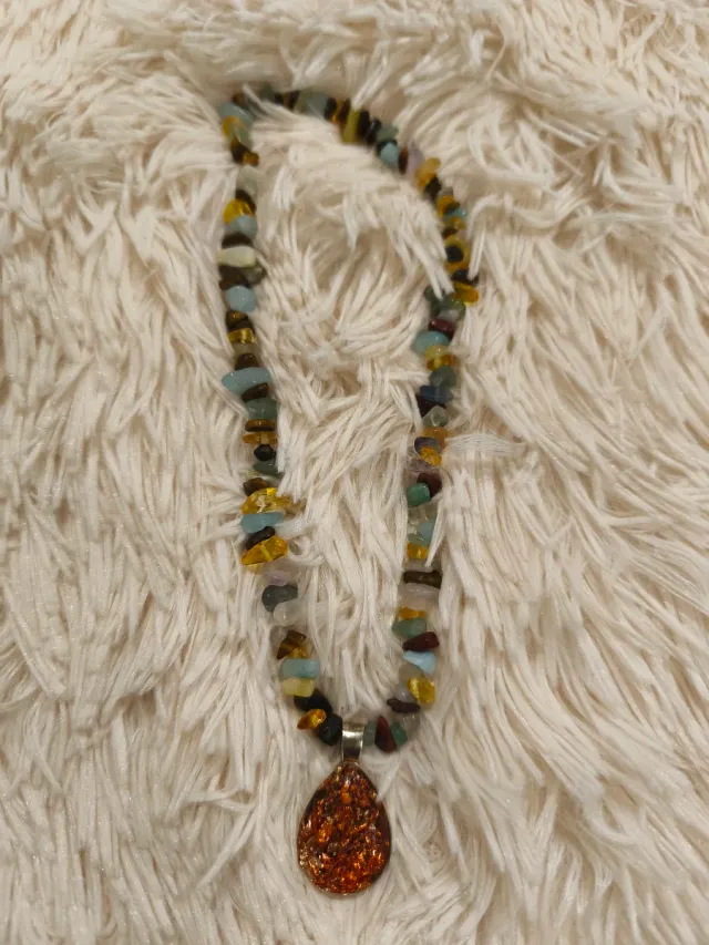 Collar piedras naturales colgante hecho a mano.