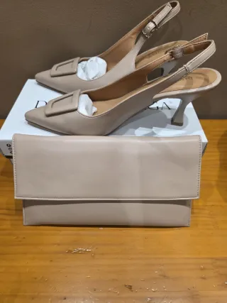 Zapatos de piel Daniela Vega con bolso a juego.